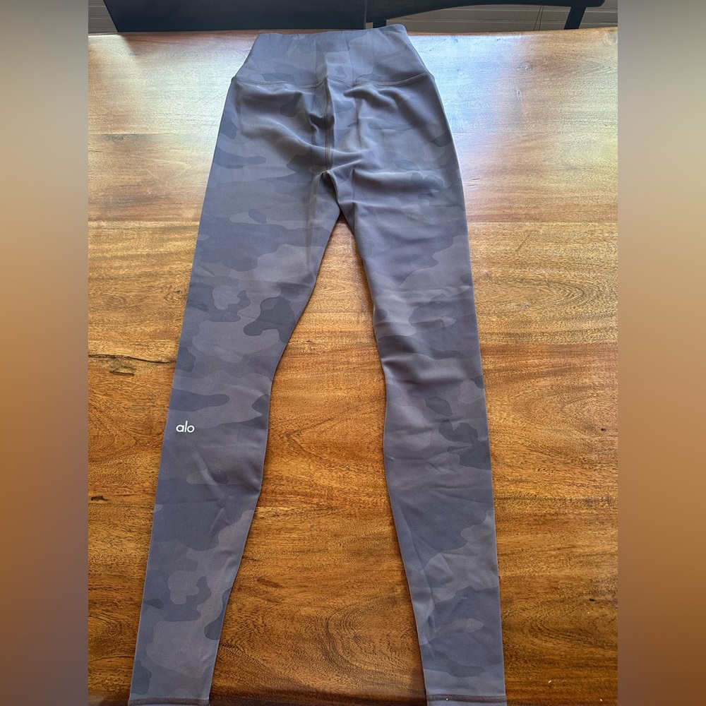 Alo High-Waist Camo Vapor Legging (Coco Camouflage)